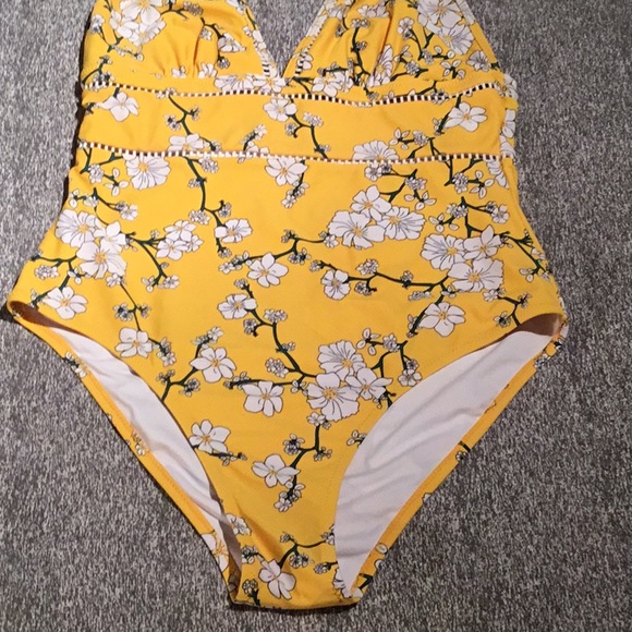 CUPSHE SWIMSUIT SIZE LARGE ONLY WORN ONCE. 🔥$35🛳 - Picture 6 of 6